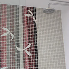 Detalle pared orquideas - Baños con Venecitas